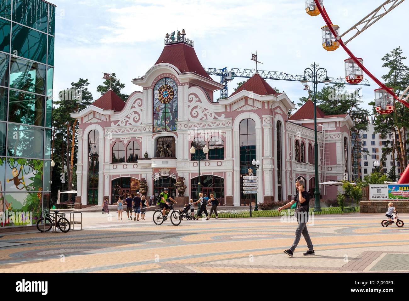 KHARKIV, UCRAINA - 3 AGOSTO 2021: Questa è una casa da favola nella zona di divertimento e divertimento del Parco Centrale della Cultura e del tempo libero. Foto Stock