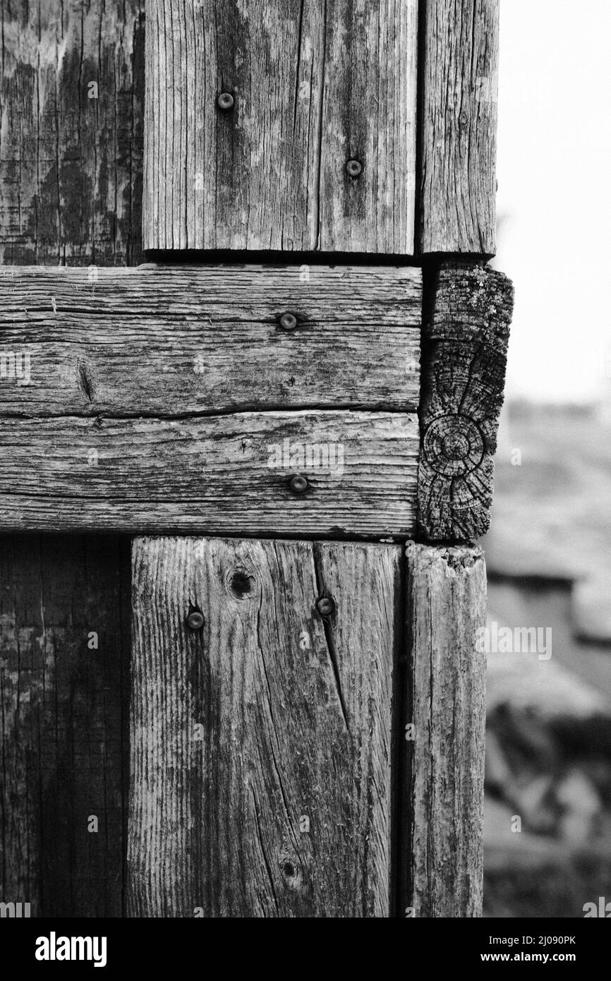 Scala di grigi dei vecchi assi di legno fissati con vecchi chiodi arrugginiti Foto Stock