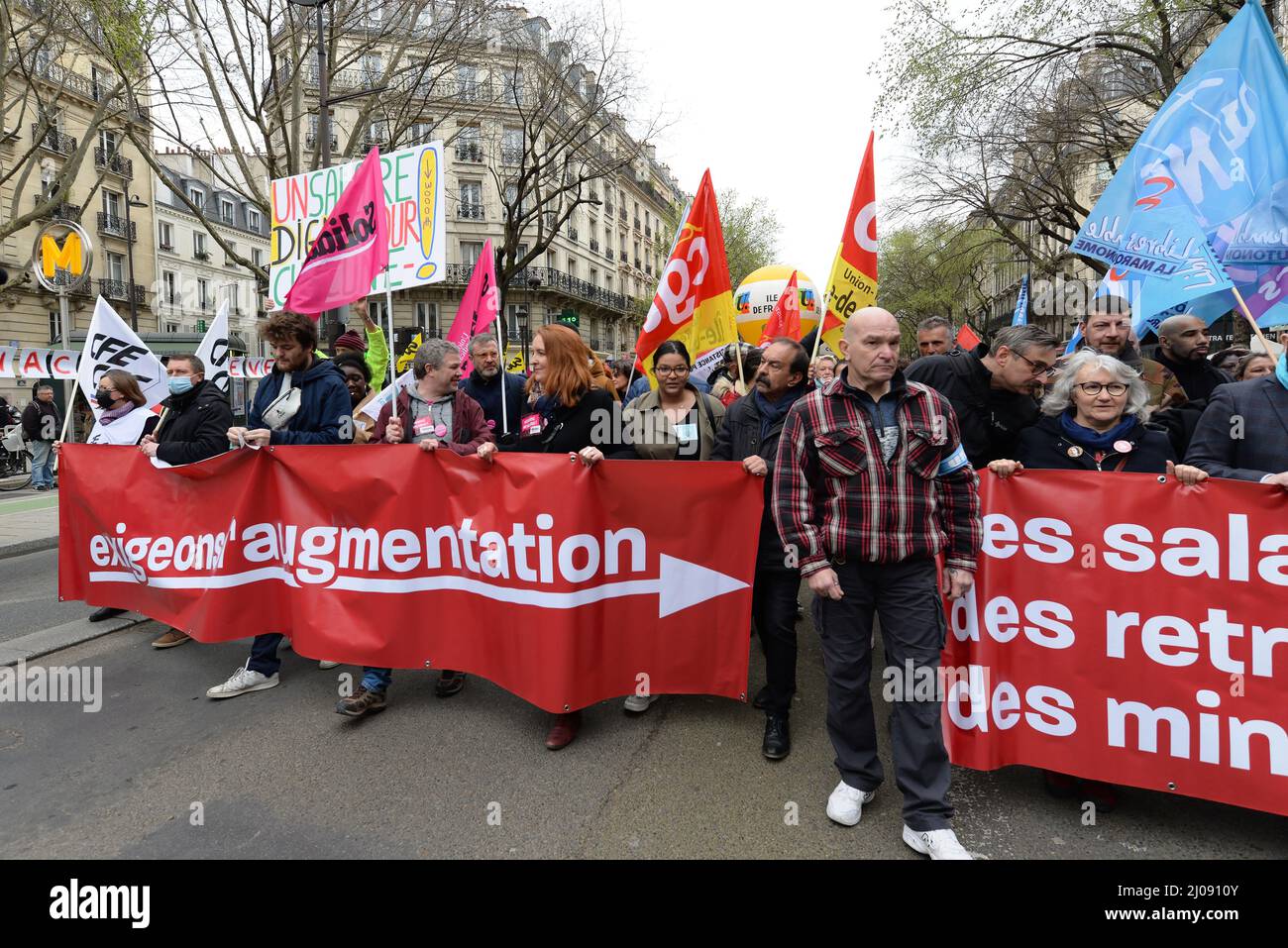 Mobilitazione interprofessionale a Parigi su richiesta della CGT e dell'UNSA per l'aumento dei salari. Circa 5000 persone marciarono da Place de la République Foto Stock