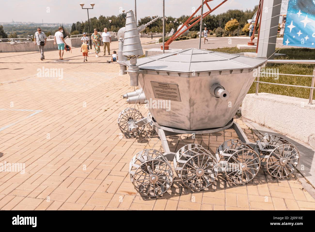 10 luglio 2021, Novosibirsk, Russia: Ingresso al Planetario con un lunare rover lunokhod. Museo educativo per bambini ed esploratori spaziali Foto Stock