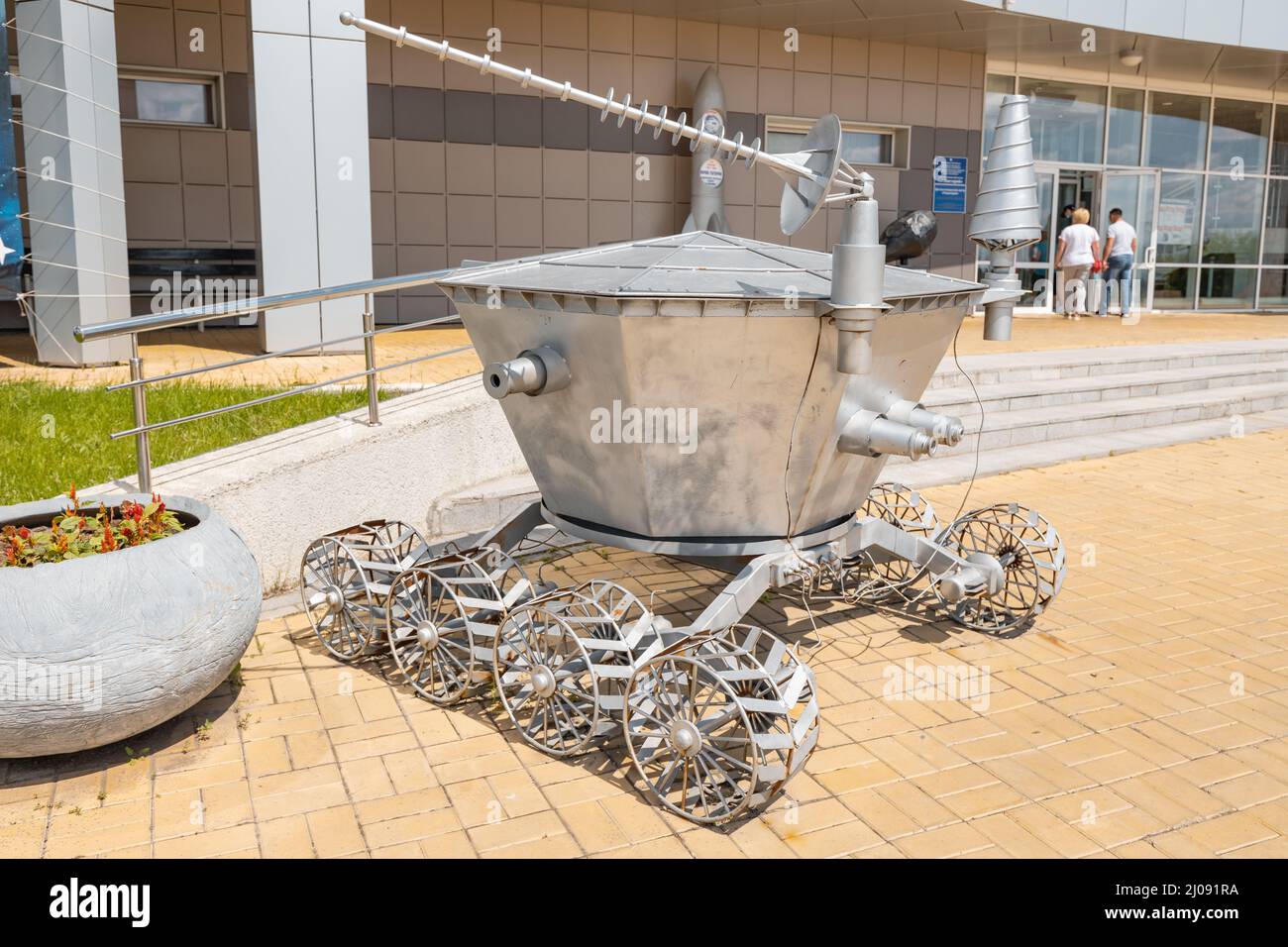 10 luglio 2021, Novosibirsk, Russia: Ingresso al Planetario con un lunare rover lunokhod. Museo educativo per bambini ed esploratori spaziali Foto Stock