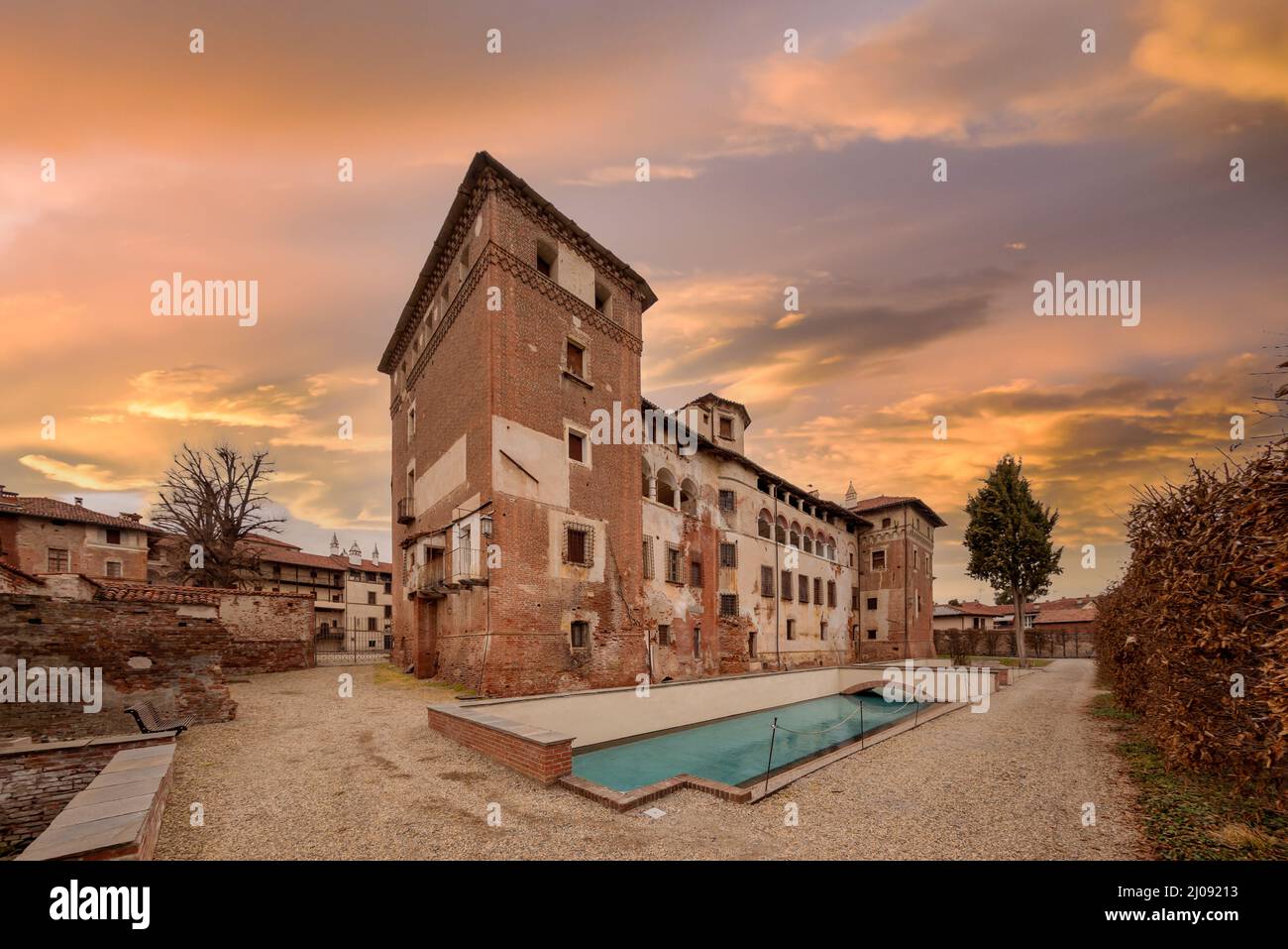 Lagnasco, Cuneo, Italia - 16 marzo 2022: I Castelli delle Marchesi Tapparelli D'Azeglio (11th-18th secolo) con cielo con nuvole colorate al tramonto Foto Stock