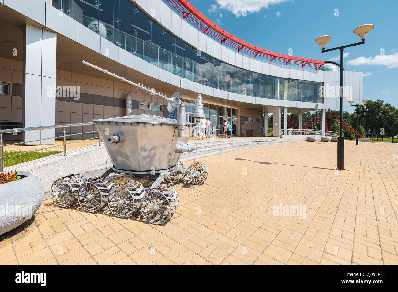 10 luglio 2021, Novosibirsk, Russia: Ingresso al Planetario con un lunare rover lunokhod. Museo educativo per bambini ed esploratori spaziali Foto Stock