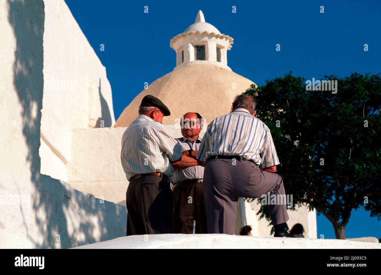 3 uomini vecchi di fronte alla chiesa di Santa Eulalia a Puig de Missa, Ibiza, Spagna, Europa Foto Stock