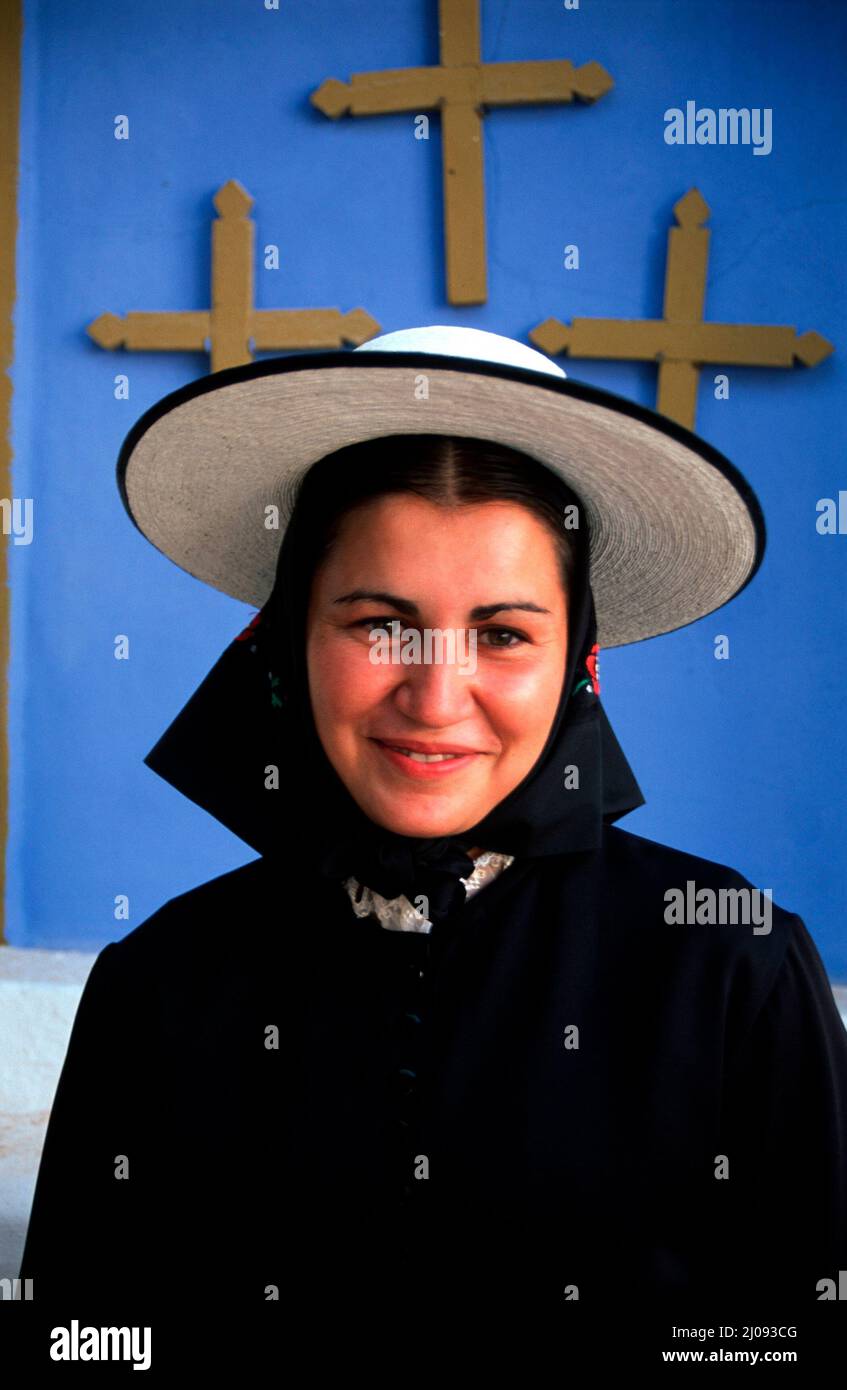 Giovane donna di fronte alla chiesa di Santa Eularia, Ibiza, Spagna, Europa Foto Stock