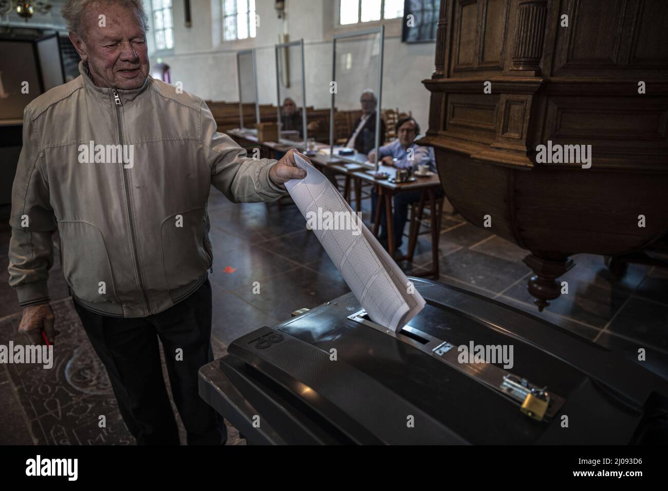 Bergambacht, Nederland, 2022-03-16. De gemeenteraadsverkiezingen a Bergambacht. Van 07,30 tot 21,00 kan er gestemd worden in de Laurentiuskerk in Bergambacht. ANP / Hollandse Hoogte / Remco Koers Foto Stock