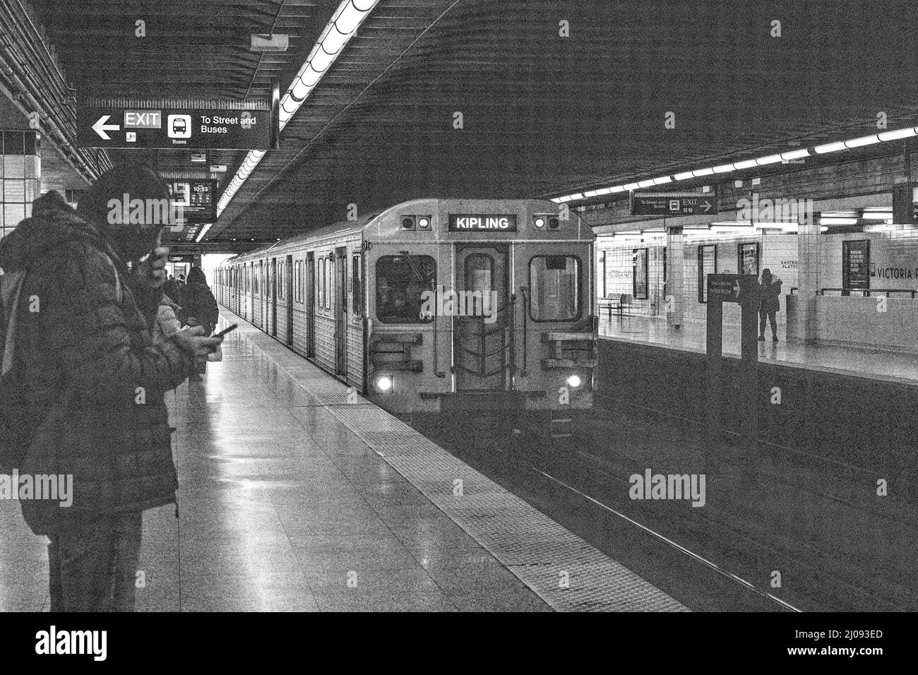 Vecchio treno TTC che arriva alla stazione della metropolitana di Victoria Park a Toronto, Canada, 16 marzo 2022 Foto Stock