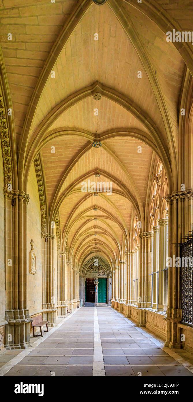 Pamplona, Spagna - Giugno 21 2021: Arcate portiche del chiostro gotico ornato della Catedral de Santa Maria la Real, Cattedrale gotica del 15th secolo Foto Stock