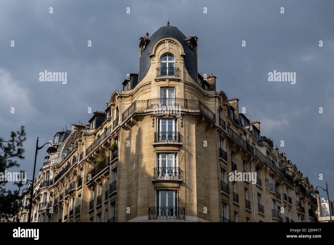 Una classica facciata di architettura a Parigi in una giornata nuvolosa Foto Stock