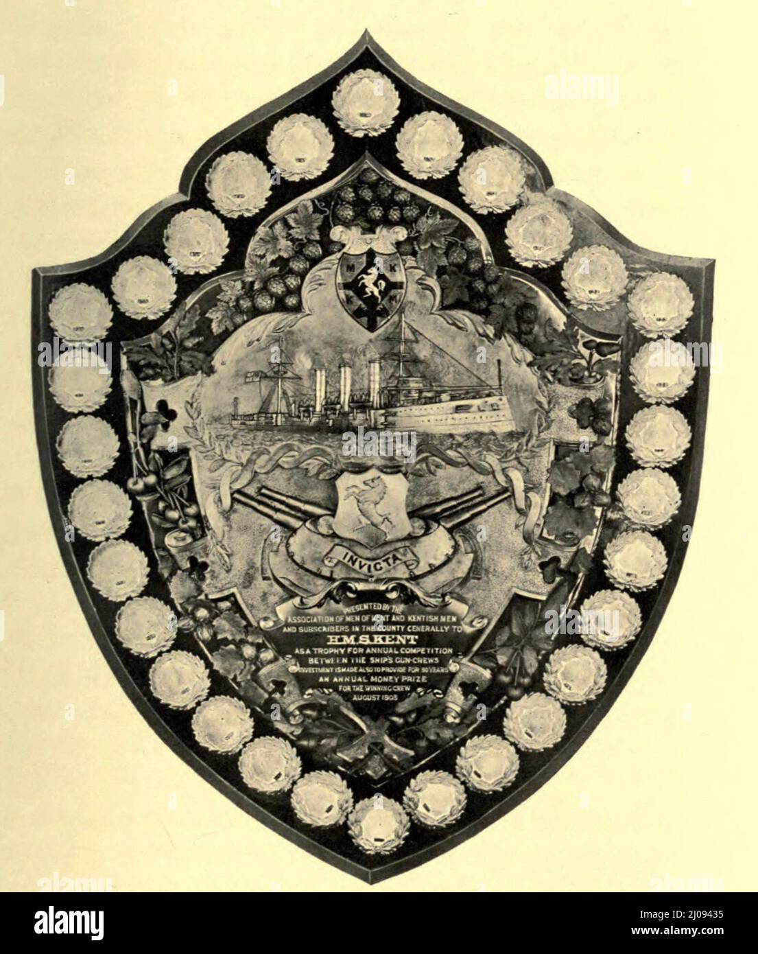 La Contea e la sua nave. Il Kent Trophy Challenge Shield Foto Stock