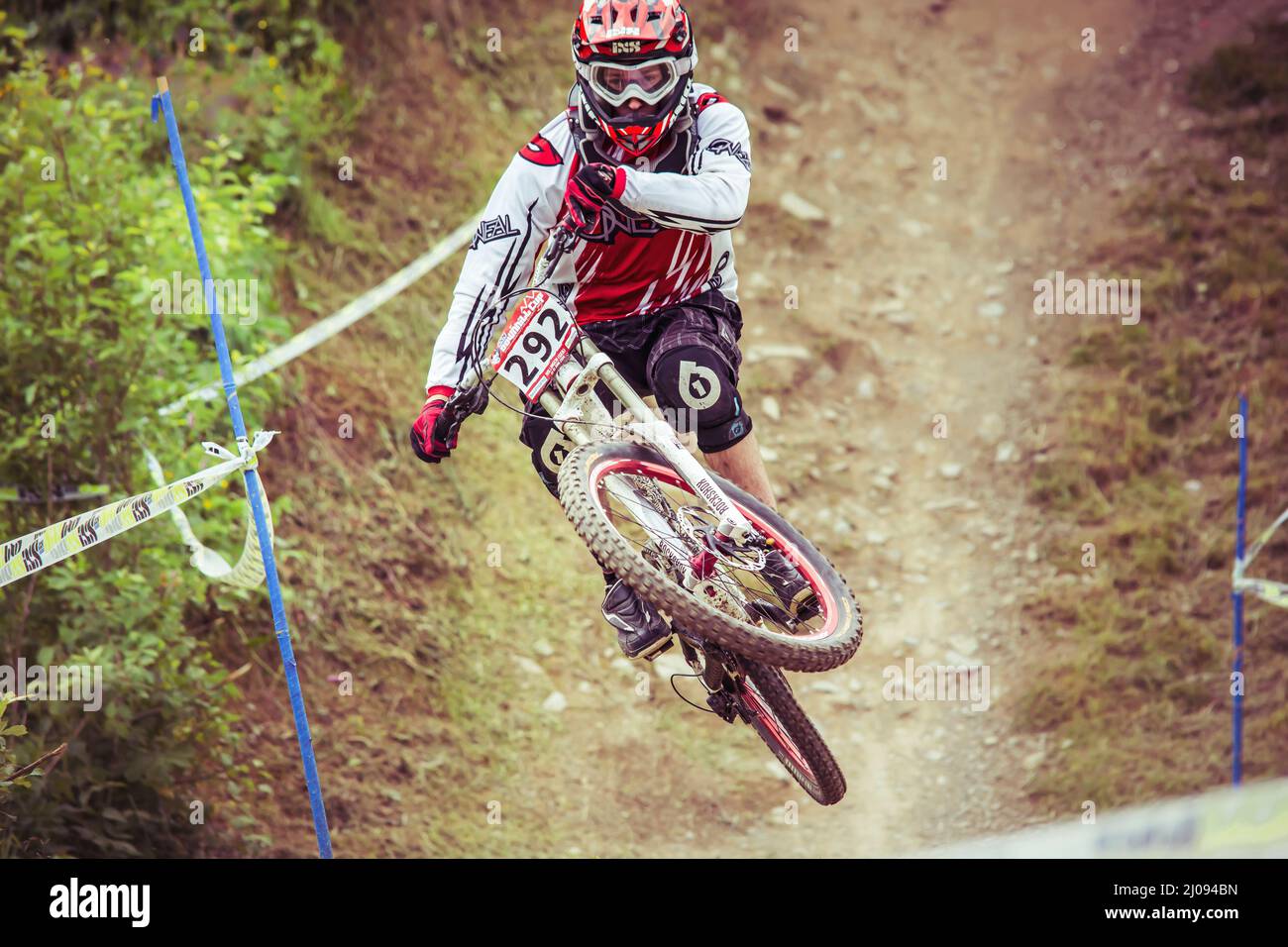 Willingen, Assia/Germania - Giugno 13th 2014: Festival della bici a Ettelsberg. Un partecipante al Mountain Bike Festival in discesa. Foto Stock