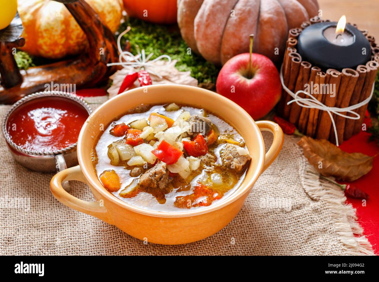 Ciotola di zuppa di goulash e verdure fresche, piatto europeo Foto Stock