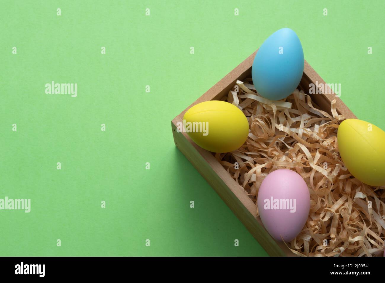 Uova di Pasqua in cesto di legno. Foto Stock