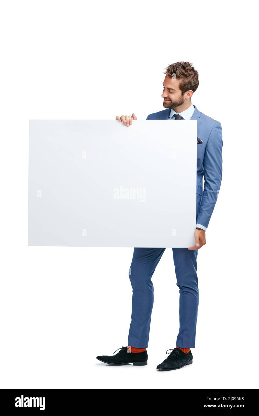 Smetta tutto che youre faccia e guardi questo. Studio girato di un bel uomo d'affari che tiene su un cartello bianco su sfondo bianco. Foto Stock