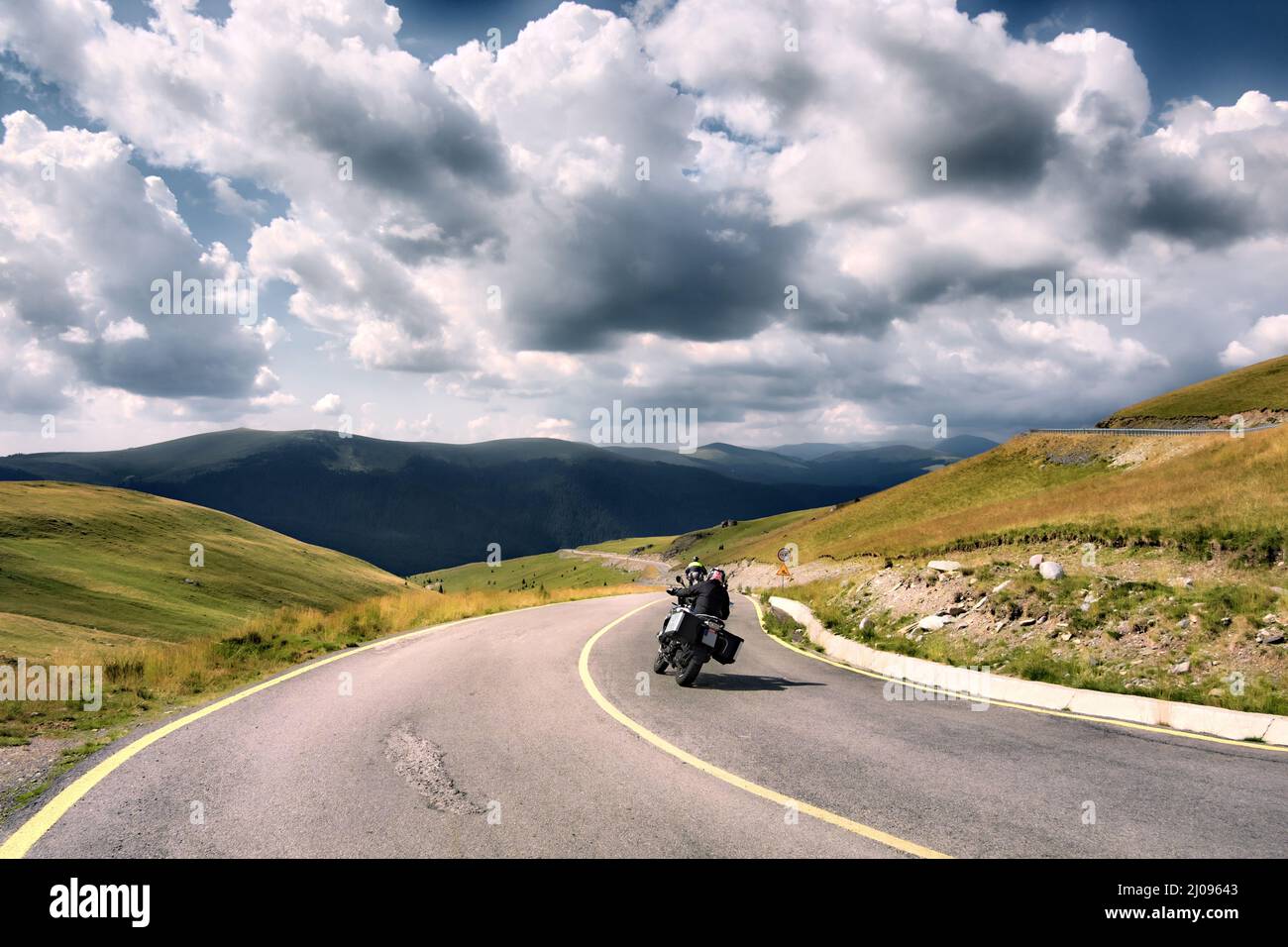 Un giro in moto su una strada di montagna in Romania Foto Stock