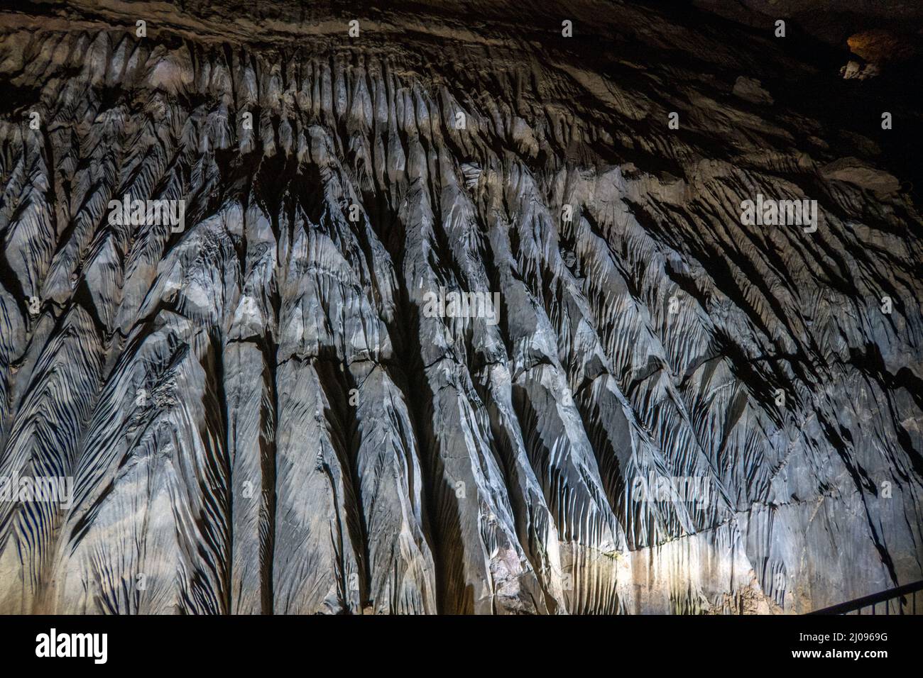 Regno Unito, Inghilterra, Somerset, Wookey Hole Caves. Rillenkarren o fluting causato da acqua che scorre sopra la roccia calcarea nella grotta 20. Foto Stock