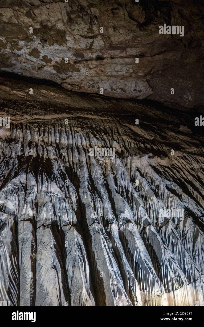 Regno Unito, Inghilterra, Somerset, Wookey Hole Caves. Rillenkarren o fluting causato da acqua che scorre sopra la roccia calcarea nella grotta 20. Foto Stock