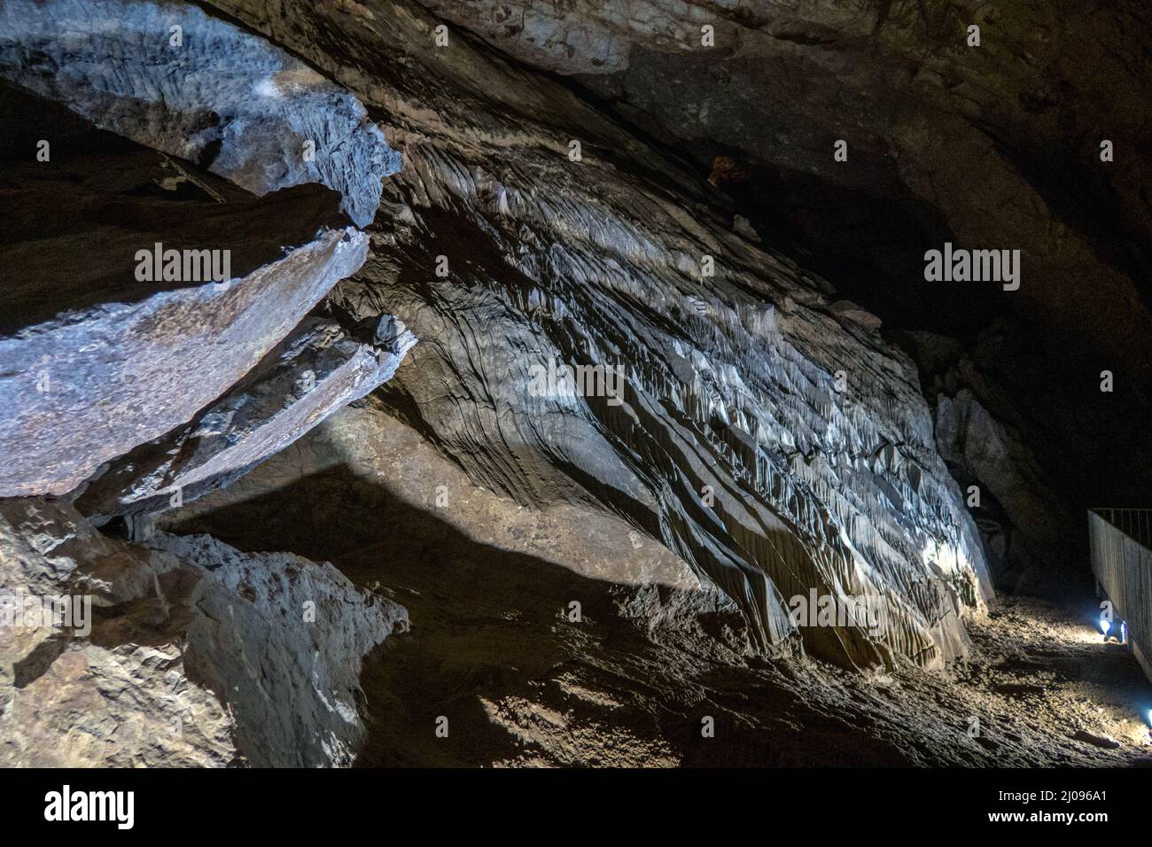 Regno Unito, Inghilterra, Somerset, Wookey Hole Caves. Rillenkarren o fluting causato da acqua che scorre sopra la roccia calcarea nella grotta 20. Foto Stock