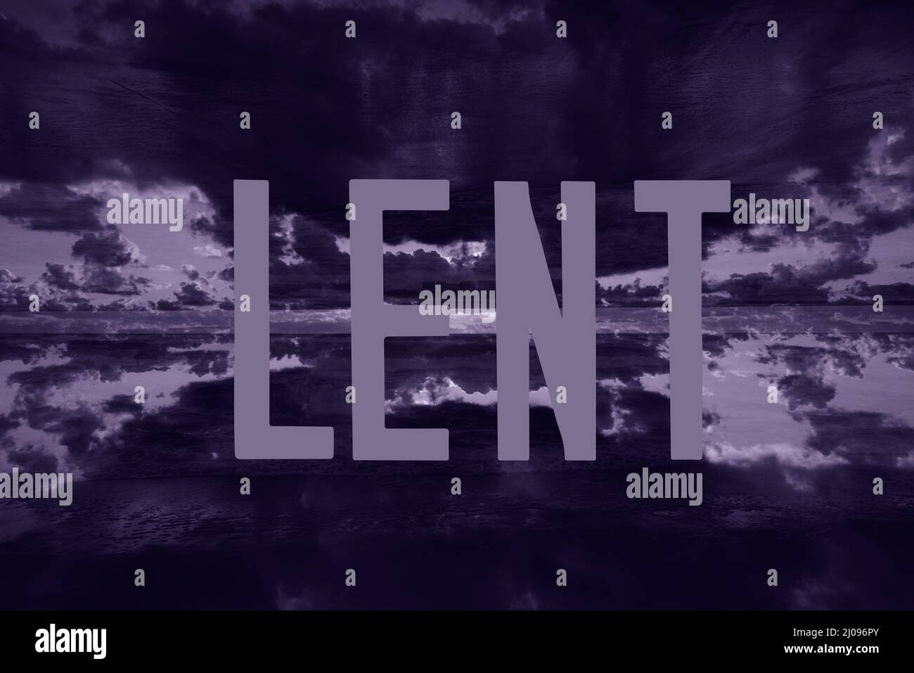 Concetto di Quaresima. Parola QUARESIMA scritto su paesaggio viola. Per la Quaresima, la settimana Santa, la Domenica delle Palme e il Venerdì Santo. Foto Stock