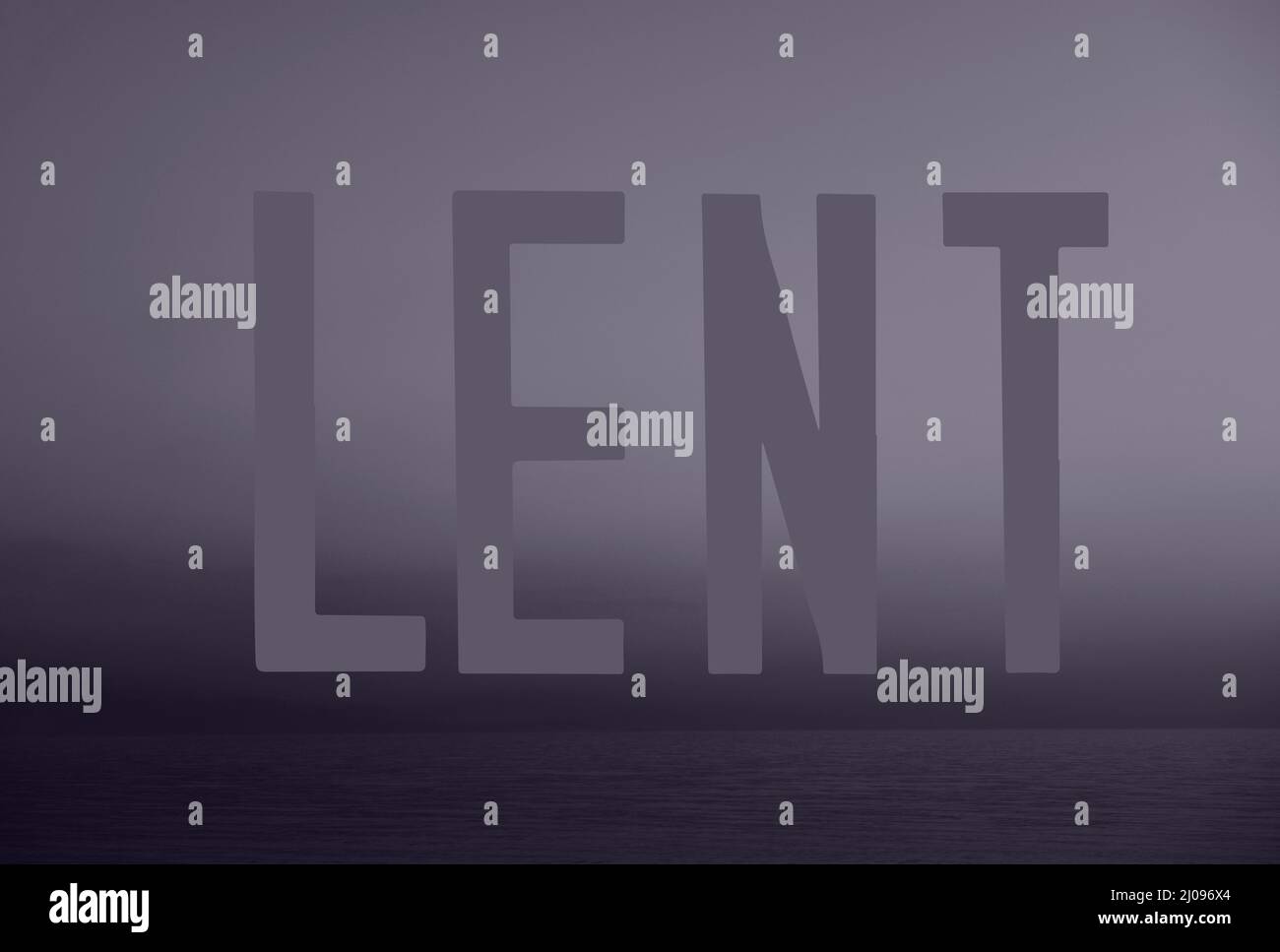 Concetto di Quaresima. Parola QUARESIMA scritto su paesaggio viola. Per la Quaresima, la settimana Santa, la Domenica delle Palme e il Venerdì Santo. Foto Stock