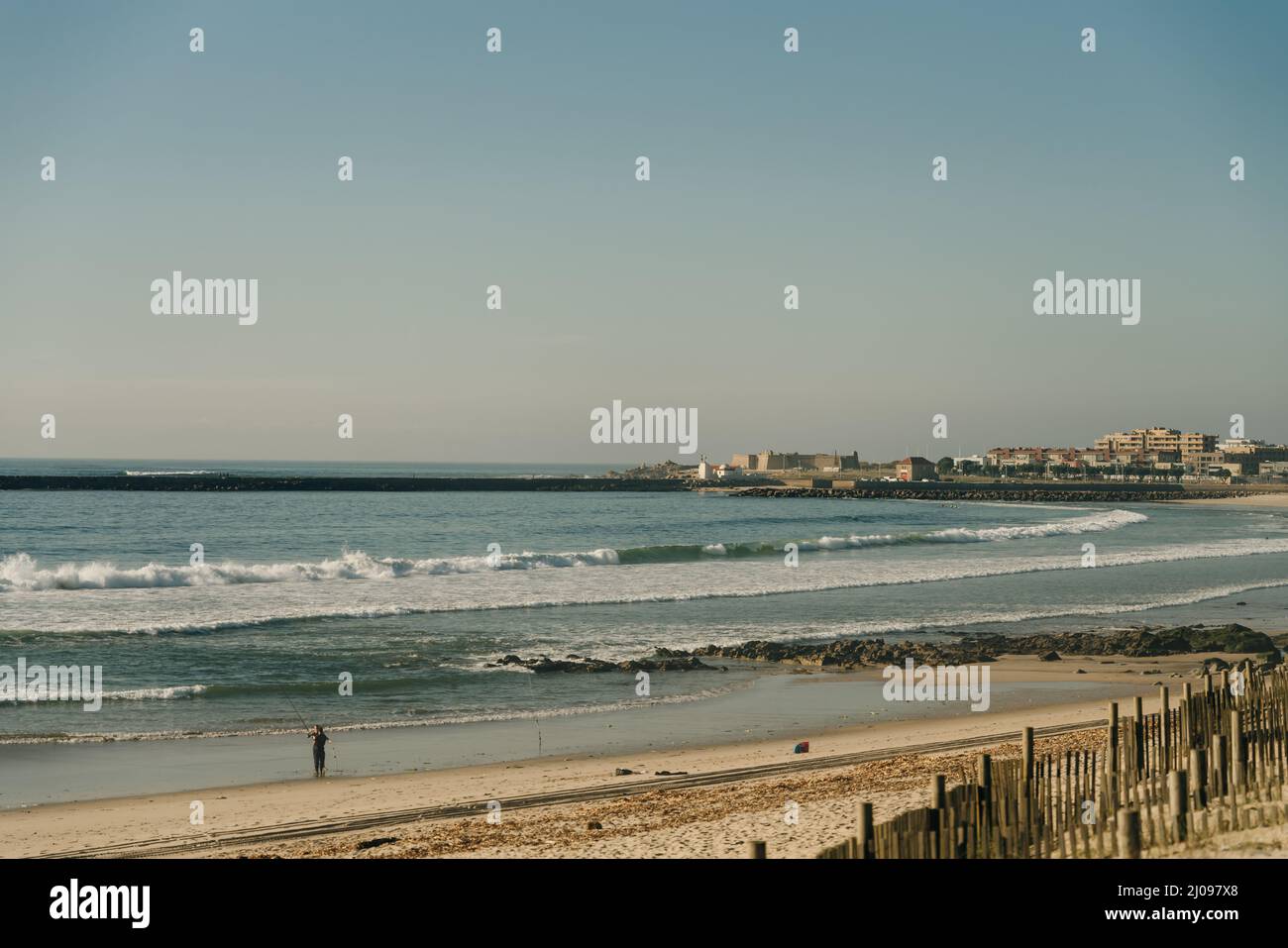 La scala in legno sulla costa rocciosa in una giornata di sole. spiaggia in Portogallo. Foto di alta qualità Foto Stock