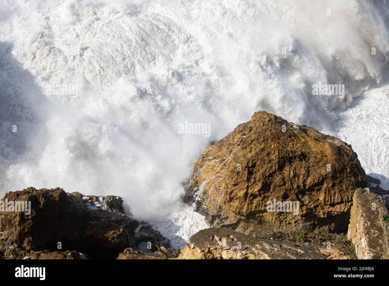 Onde giganti di Nazaré, Portogallo Foto Stock