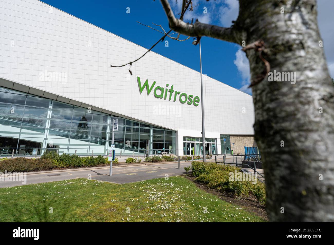 Basingstoke, Hampshire, Regno Unito - Marzo 18 2022: Waitrose Store su Basing View Foto Stock