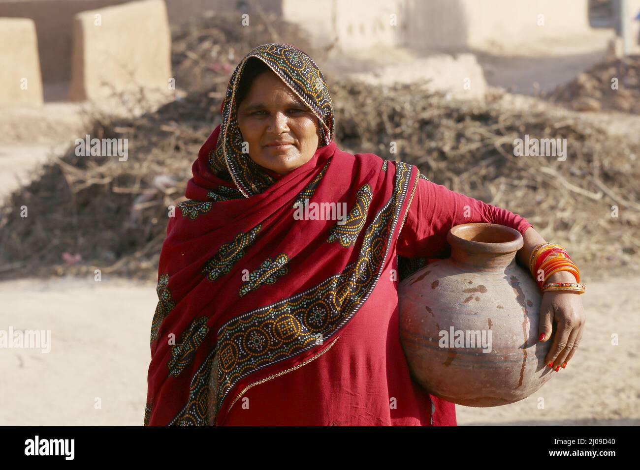 Bahawalpur, Punjab, Pakistan. 15th Mar 2022. I membri del Rwadari Tehreek Pakistan e della comunità indù celebrano il loro festival religioso di Holi, noto come festival dei colori in un villaggio nel distretto di Bahawalpur. Holi segna l'inizio della primavera e il trionfo del bene sul male. I festeggiamenti includono il lancio di vernice colorata, polvere e acqua sulle persone. Holi osservato in Pakistan alla fine della stagione invernale sull'ultima luna piena del mese lunare. (Credit Image: © Rana Sajid Hussain/Pacific Press via ZUMA Press Wire) Foto Stock