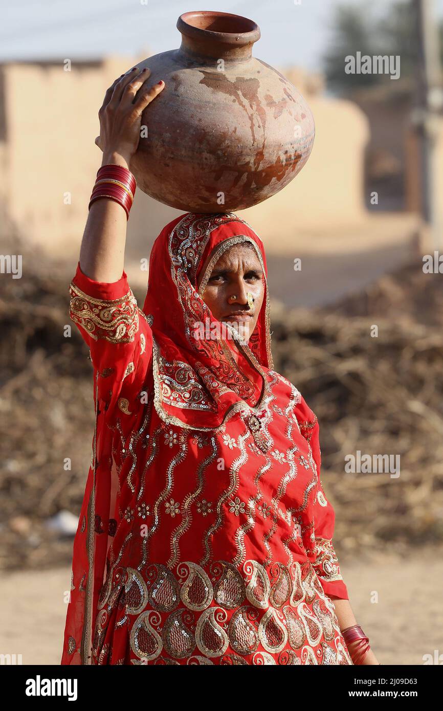 Bahawalpur, Punjab, Pakistan. 15th Mar 2022. I membri del Rwadari Tehreek Pakistan e della comunità indù celebrano il loro festival religioso di Holi, noto come festival dei colori in un villaggio nel distretto di Bahawalpur. Holi segna l'inizio della primavera e il trionfo del bene sul male. I festeggiamenti includono il lancio di vernice colorata, polvere e acqua sulle persone. Holi osservato in Pakistan alla fine della stagione invernale sull'ultima luna piena del mese lunare. (Credit Image: © Rana Sajid Hussain/Pacific Press via ZUMA Press Wire) Foto Stock