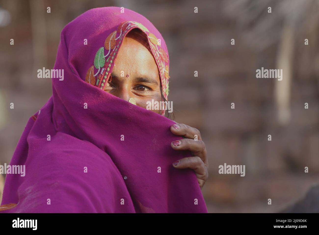 Bahawalpur, Punjab, Pakistan. 15th Mar 2022. I membri del Rwadari Tehreek Pakistan e della comunità indù celebrano il loro festival religioso di Holi, noto come festival dei colori in un villaggio nel distretto di Bahawalpur. Holi segna l'inizio della primavera e il trionfo del bene sul male. I festeggiamenti includono il lancio di vernice colorata, polvere e acqua sulle persone. Holi osservato in Pakistan alla fine della stagione invernale sull'ultima luna piena del mese lunare. (Credit Image: © Rana Sajid Hussain/Pacific Press via ZUMA Press Wire) Foto Stock