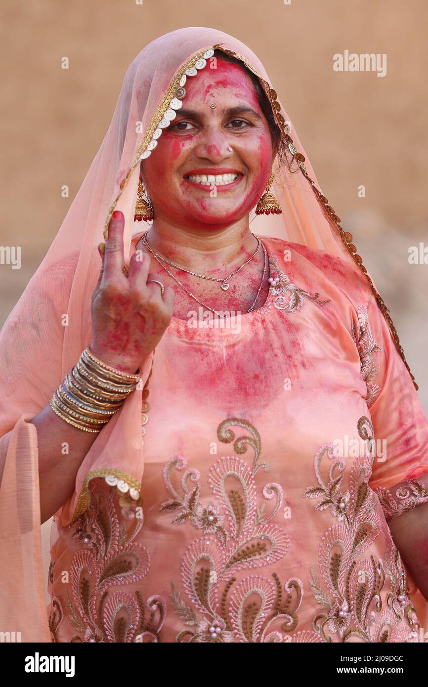 Bahawalpur, Punjab, Pakistan. 15th Mar 2022. I membri del Rwadari Tehreek Pakistan e della comunità indù celebrano il loro festival religioso di Holi, noto come festival dei colori in un villaggio nel distretto di Bahawalpur. Holi segna l'inizio della primavera e il trionfo del bene sul male. I festeggiamenti includono il lancio di vernice colorata, polvere e acqua sulle persone. Holi osservato in Pakistan alla fine della stagione invernale sull'ultima luna piena del mese lunare. (Credit Image: © Rana Sajid Hussain/Pacific Press via ZUMA Press Wire) Foto Stock