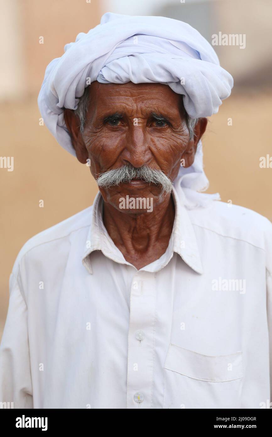 Bahawalpur, Punjab, Pakistan. 15th Mar 2022. I membri del Rwadari Tehreek Pakistan e della comunità indù celebrano il loro festival religioso di Holi, noto come festival dei colori in un villaggio nel distretto di Bahawalpur. Holi segna l'inizio della primavera e il trionfo del bene sul male. I festeggiamenti includono il lancio di vernice colorata, polvere e acqua sulle persone. Holi osservato in Pakistan alla fine della stagione invernale sull'ultima luna piena del mese lunare. (Credit Image: © Rana Sajid Hussain/Pacific Press via ZUMA Press Wire) Foto Stock