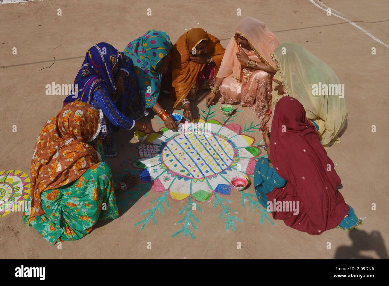 Bahawalpur, Punjab, Pakistan. 15th Mar 2022. I membri del Rwadari Tehreek Pakistan e della comunità indù celebrano il loro festival religioso di Holi, noto come festival dei colori in un villaggio nel distretto di Bahawalpur. Holi segna l'inizio della primavera e il trionfo del bene sul male. I festeggiamenti includono il lancio di vernice colorata, polvere e acqua sulle persone. Holi osservato in Pakistan alla fine della stagione invernale sull'ultima luna piena del mese lunare. (Credit Image: © Rana Sajid Hussain/Pacific Press via ZUMA Press Wire) Foto Stock