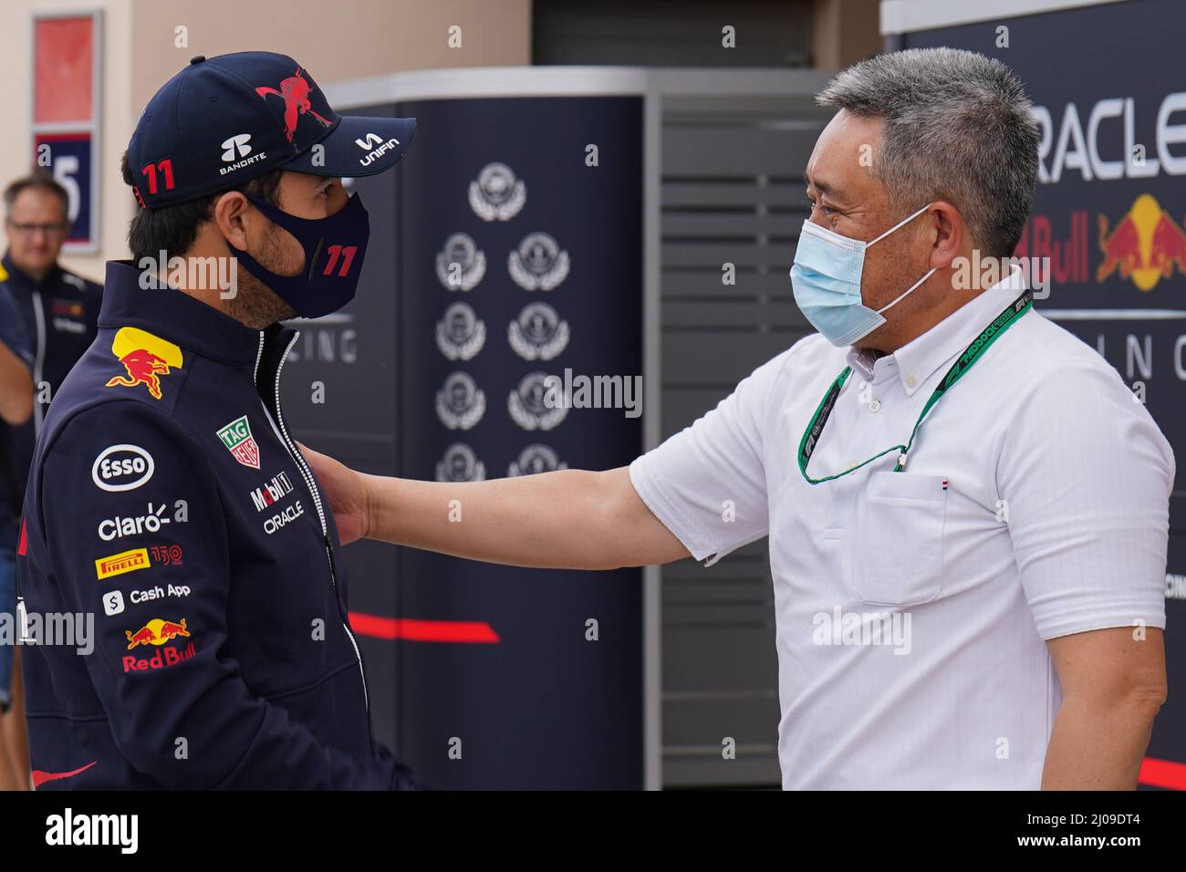 Sakhir, Bahrein. 18th Mar 2022. Bahrain International Circuit, Sakhir, Bahrain il 17 marzo 2022 Masashi Yamamamoto e Sergio Perez 11 (MEX), HONDA Red Bull Racing RB18 durante LA FORMULA 1 GULF AIR BAHRAIN GRAND PRIX 2022, Eleanor Hoad/Alamy Live News.Alamy Live News. Credit: Ogni secondo Media/Alamy Live News Foto Stock