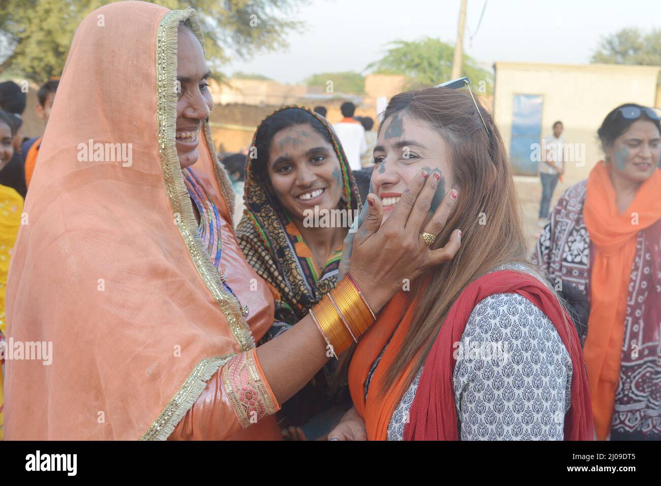 Bahawalpur, Punjab, Pakistan. 15th Mar 2022. I membri del Rwadari Tehreek Pakistan e della comunità indù celebrano il loro festival religioso di Holi, noto come festival dei colori in un villaggio nel distretto di Bahawalpur. Holi segna l'inizio della primavera e il trionfo del bene sul male. I festeggiamenti includono il lancio di vernice colorata, polvere e acqua sulle persone. Holi osservato in Pakistan alla fine della stagione invernale sull'ultima luna piena del mese lunare. (Credit Image: © Rana Sajid Hussain/Pacific Press via ZUMA Press Wire) Foto Stock