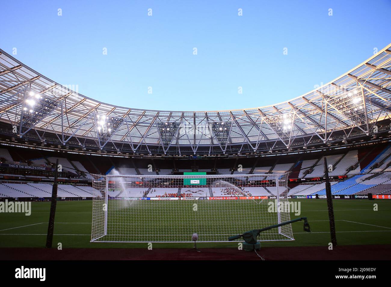 Londra, Regno Unito. 17th Mar 2022. Una veduta generale dell'interno dello stadio di Londra prima del calcio d'inizio. UEFA Europa League match, round of 16, 2nd LEG, West Ham Utd v Sevilla al London Stadium, Queen Elizabeth Olympic Park di Londra giovedì 17th marzo 2022. Questa immagine può essere utilizzata solo a scopo editoriale. Solo per uso editoriale, licenza richiesta per uso commerciale. Nessun uso in scommesse, giochi o un singolo club/campionato/player pubblicazioni. pic di Steffan Bowen/Andrew Orchard sport fotografia/Alamy Live news credito: Andrew Orchard sport fotografia/Alamy Live News Foto Stock