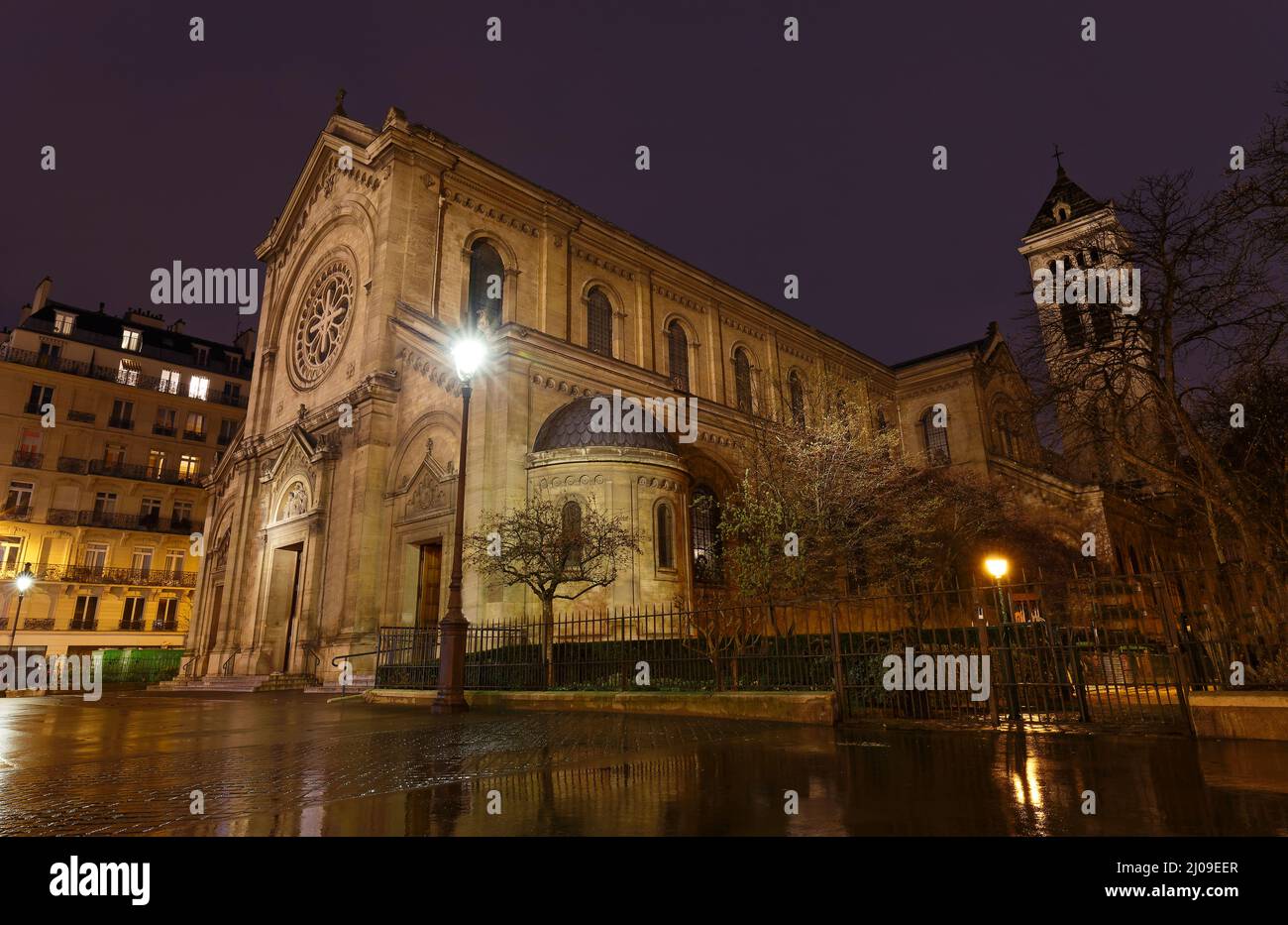 Chiesa di Notre Dame des Champs nella notte piovosa. Si tratta di una chiesa cattolica romana situata a Boulevard du Montparnasse a Parigi. Francia. Foto Stock