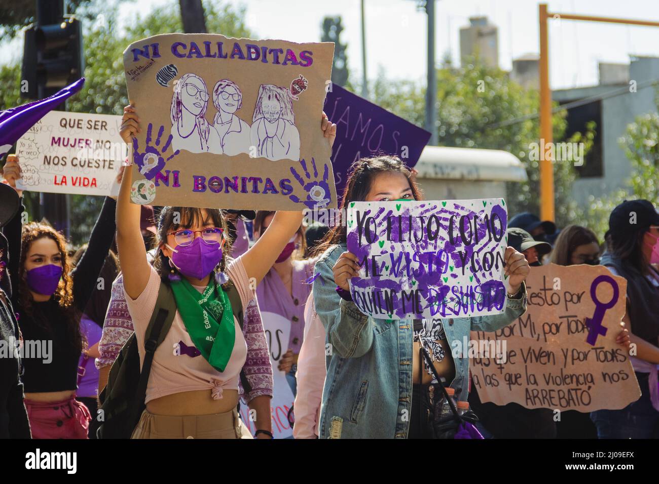 Sulla strada per il 8M, una manifestazione femminista per commemorare la Giornata Internazionale della Donna, chiedono la chiarificazione delle femminidi a Puebla. Foto Stock