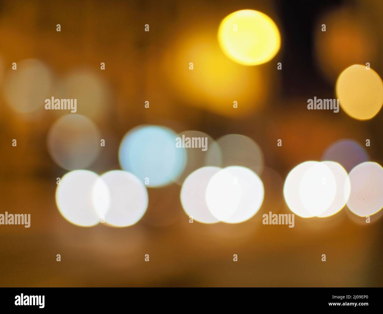 Sfondo del filtro bokeh con luci marroni su una strada fuori fuoco Foto Stock