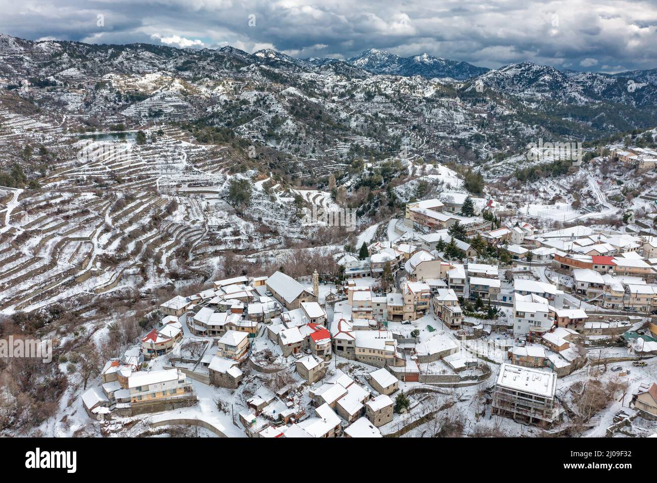 Villaggio di Kyperounta innevato. Distretto di Limassol, Cipro Foto Stock