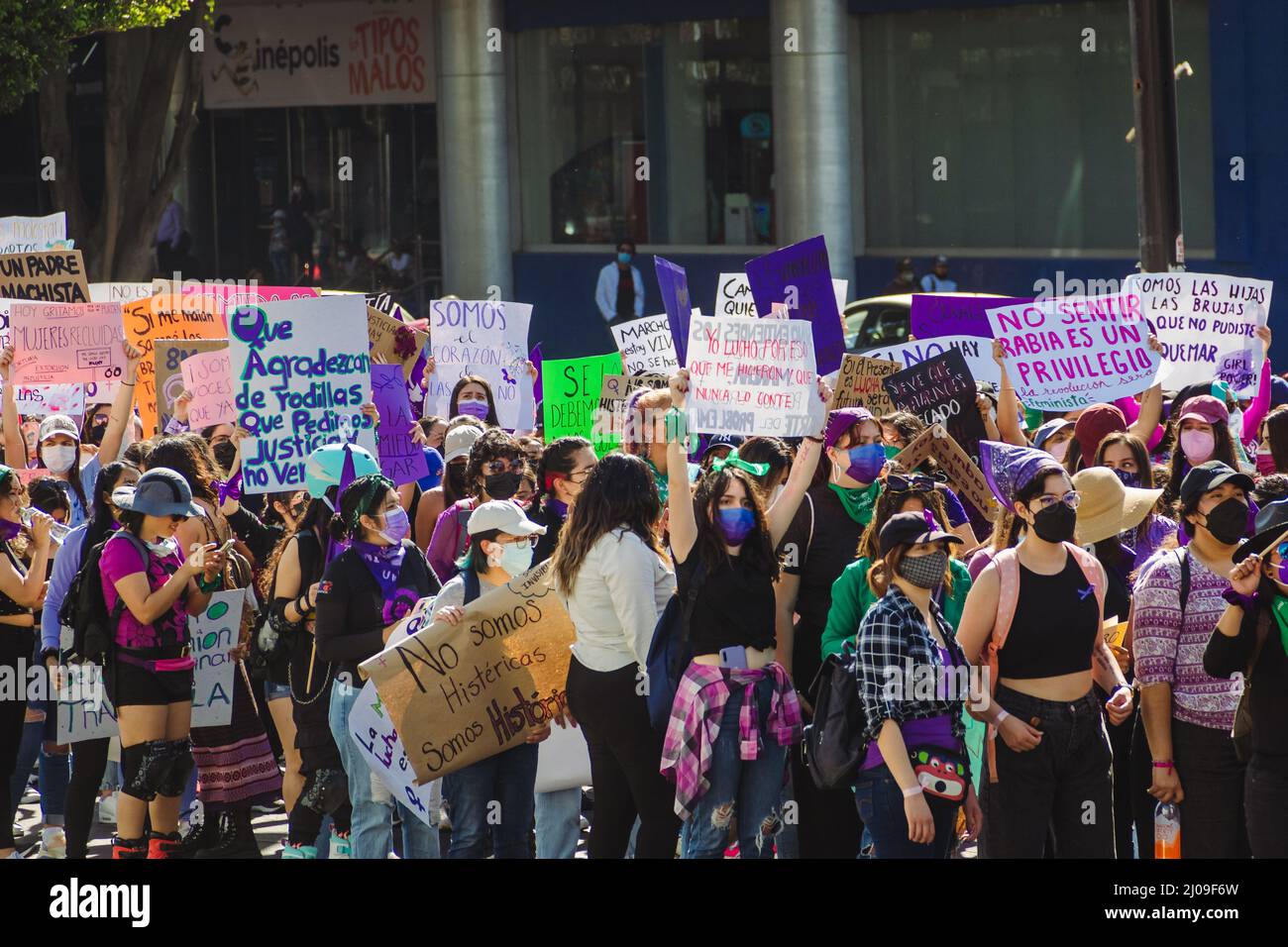 Sulla strada per il 8M, una manifestazione femminista per commemorare la Giornata Internazionale della Donna, chiedono la chiarificazione delle femminidi a Puebla. Foto Stock