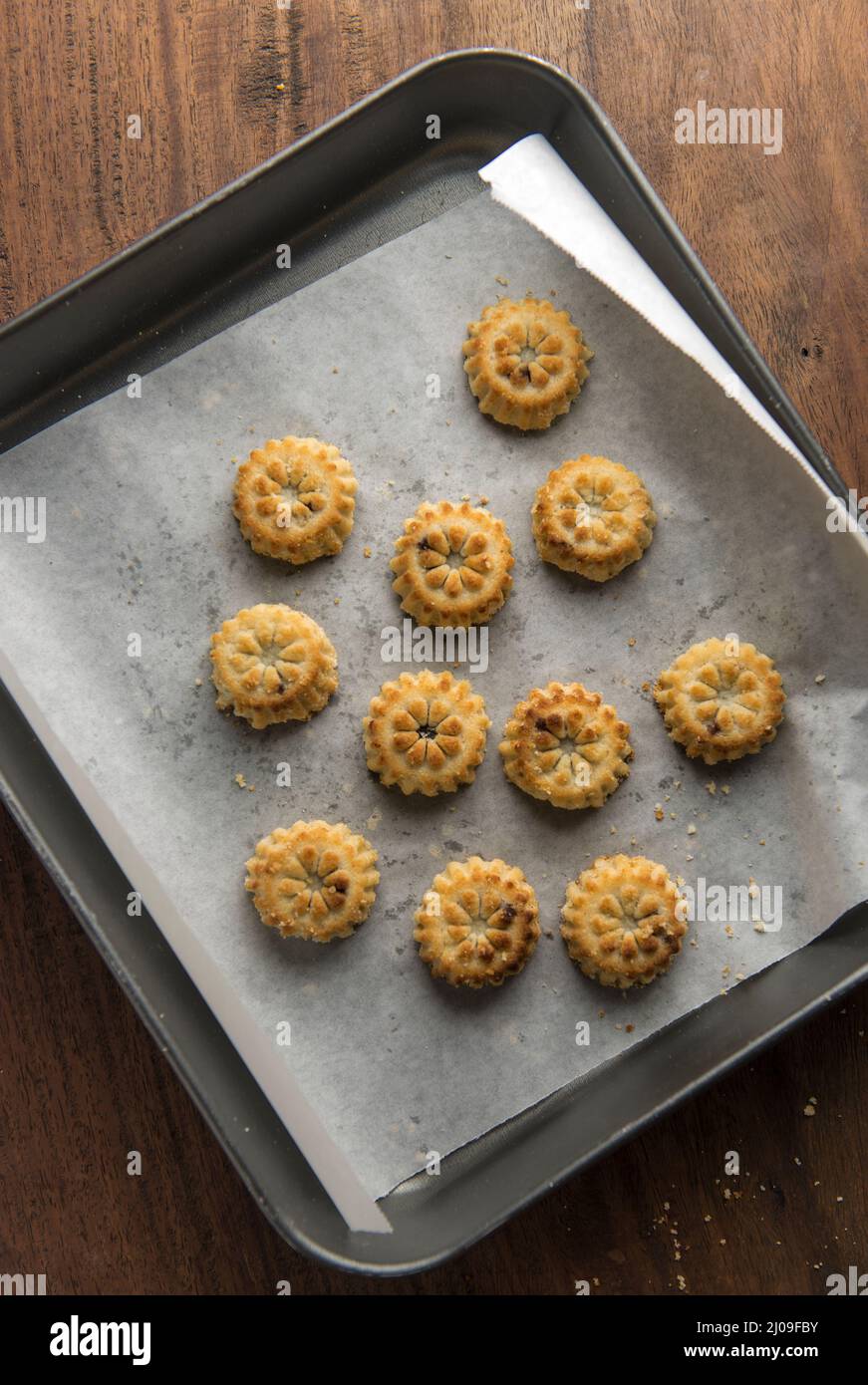Maamoul - pane corto cotto messo su un vassoio da forno Vista dall'alto. Dessert e cucina tradizionale mediorientale. Foto Stock