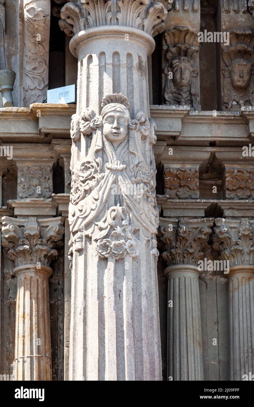 Foto verticale di dentro la cattedrale di Lima con sculture in Perù Foto Stock