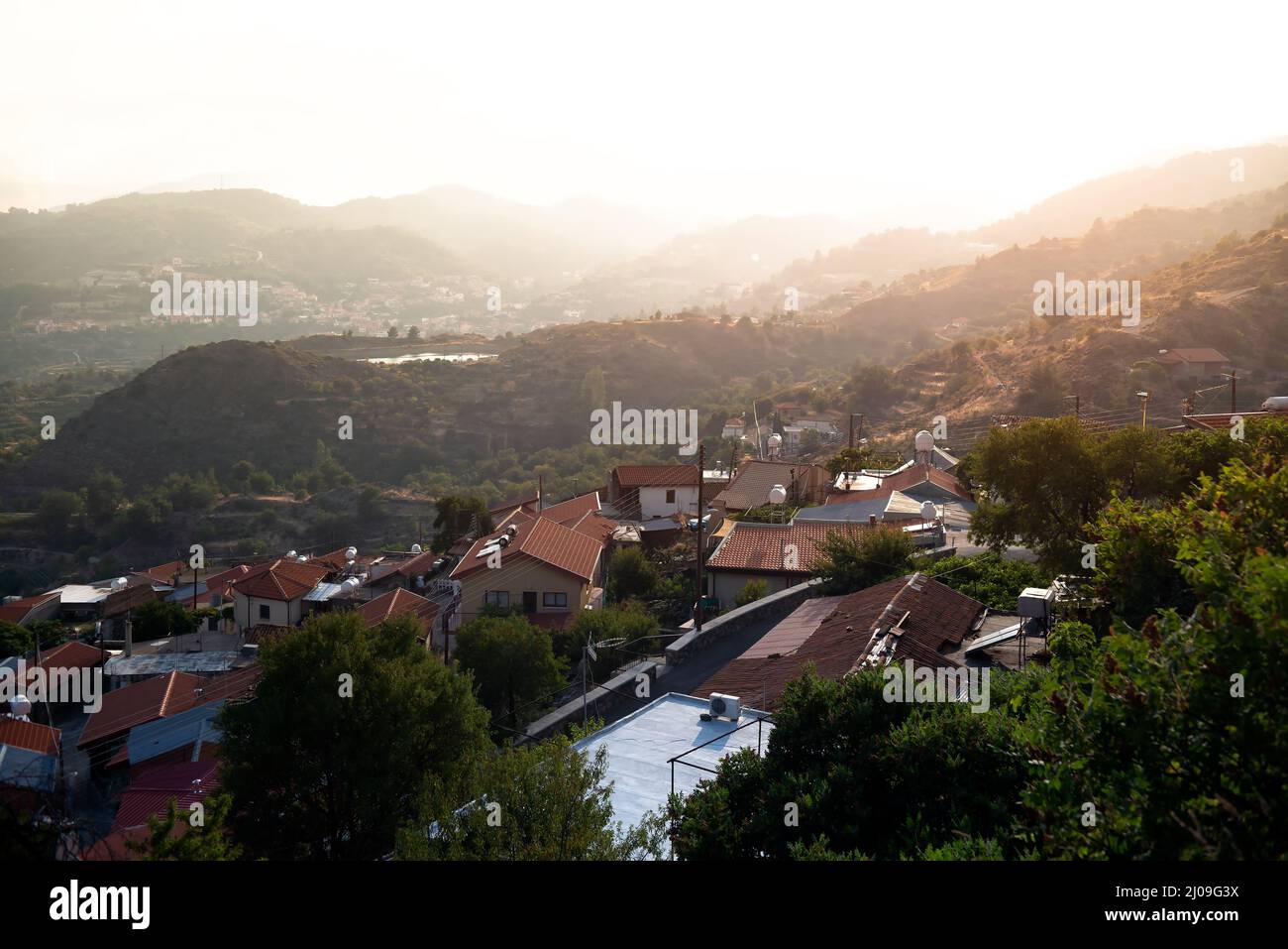Vista del villaggio di Chandria al tramonto. Distretto di Limassol Foto Stock