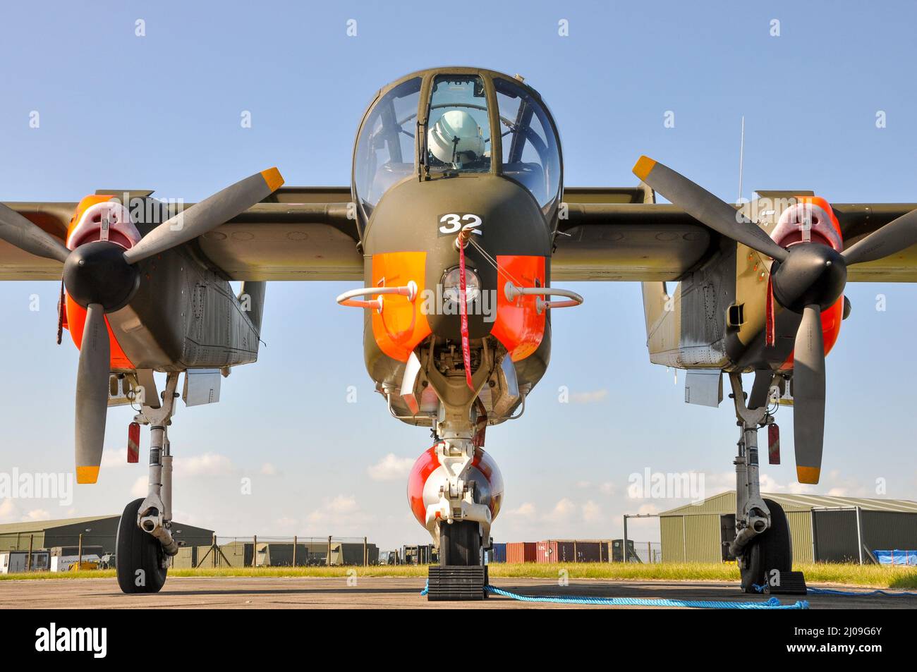 North American Rockwell OV-10B Bronco ex aereo militare tedesco a RAF Waddington per l'airshow, Regno Unito. 99+32, G-BZGK, di Tony de Bruyn. Vista frontale Foto Stock