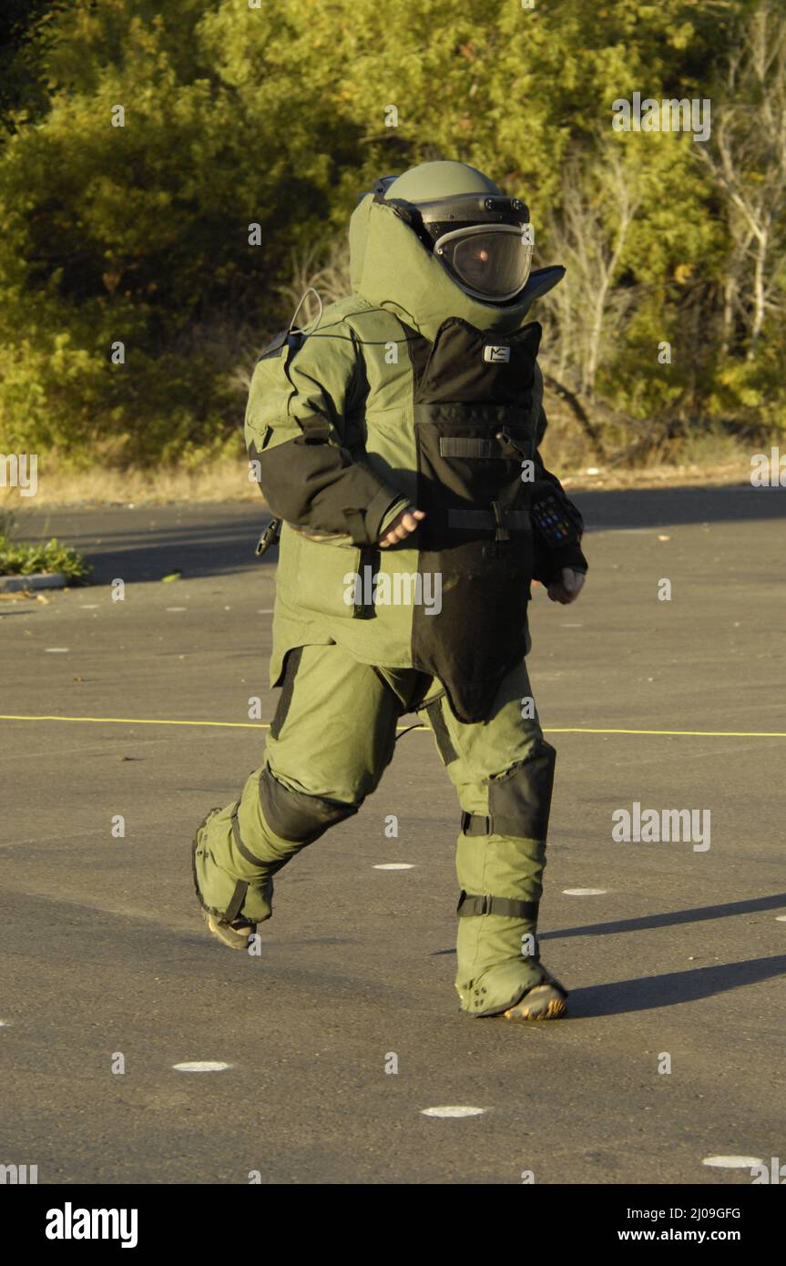 Tecnico EOD Fire-Rescue di San Diego in movimento Foto Stock