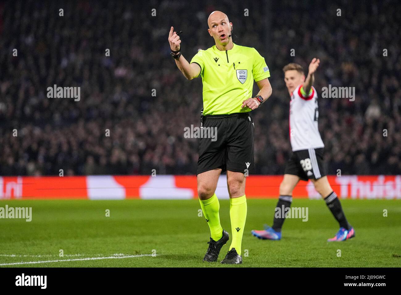 Rotterdam, Paesi Bassi. 17th Mar 2022. Rotterdam - Referee Anthony Taylor durante la partita tra Feyenoord e FK Partizan allo Stadion Feijenoord De Kuip il 17 marzo 2022 a Rotterdam, Paesi Bassi. Credit: Box to box pictures/Alamy Live News Foto Stock