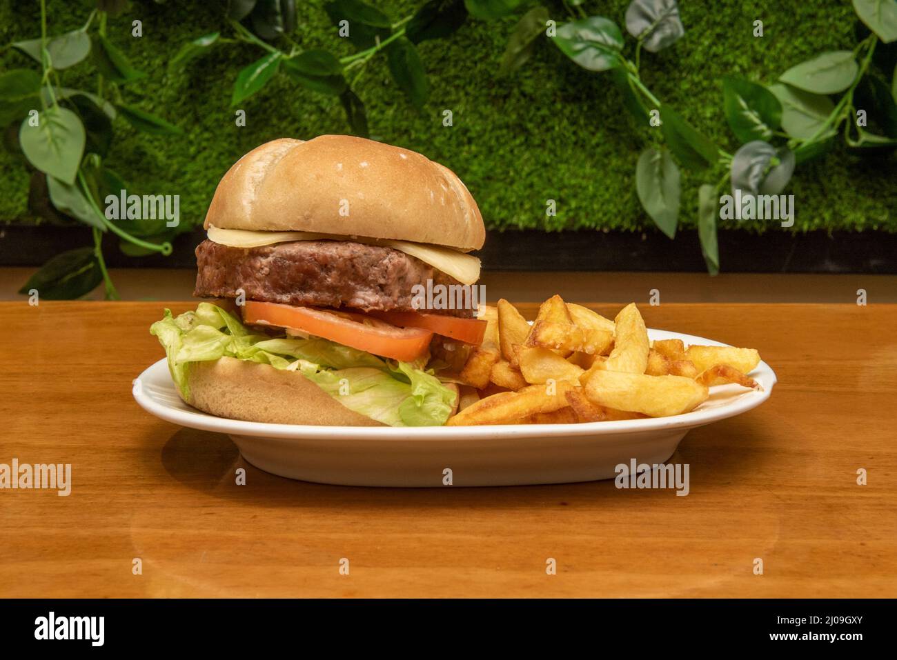 Hamburger di bistecca vegano con formaggio di capra simil e marmellata di pomodoro piccante su pane leggermente tostato Foto Stock