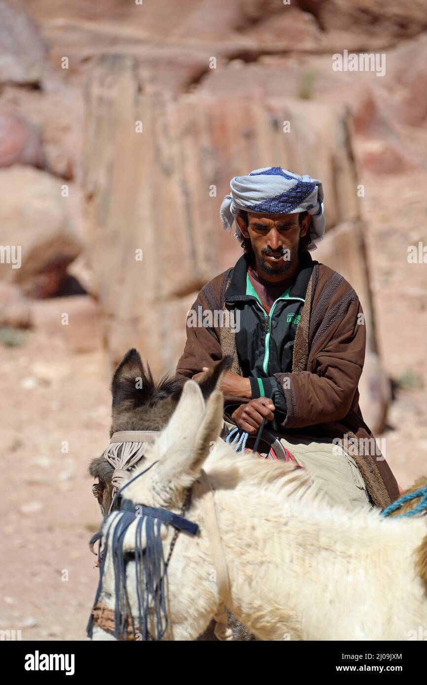 Uomo beduino locale a Petra in Giordania Foto Stock