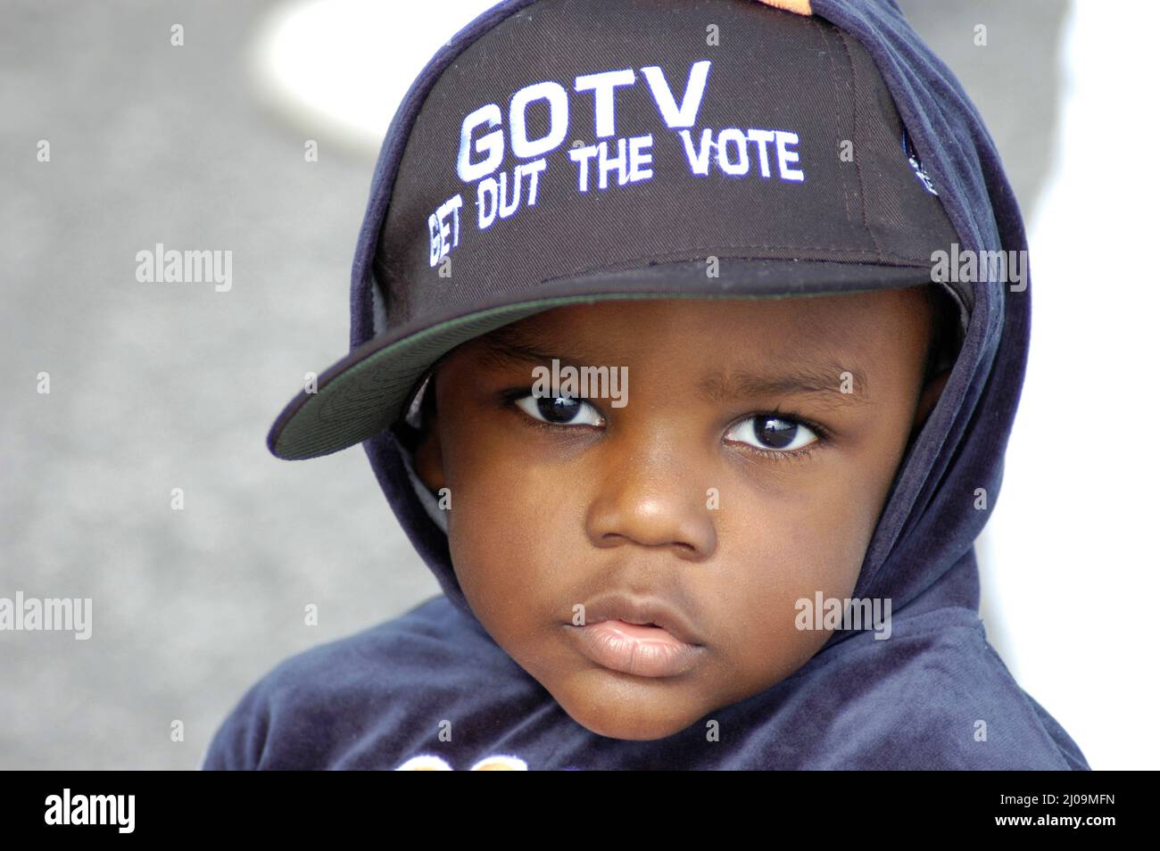 Giovane nero bambino pieno faccia con uscire il cappello GOTV di voto a  dimostrazione anti polizia con testo uno spazio copia Foto stock - Alamy